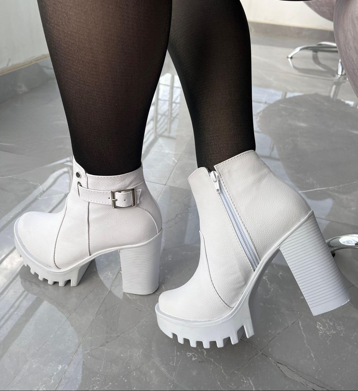 Botas altas gama importada tacón alto cuero ziper hebilla lateral blanco Botas altas gama importada tacón alto cuero ziper hebilla lateral blanco - Imagen 1