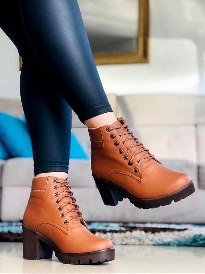 Botas altas gama importada tacón bajo grueso cordones frente cafe cuero Botas altas gama importada tacón bajo grueso cordones frente cafe cuero - Imagen 1