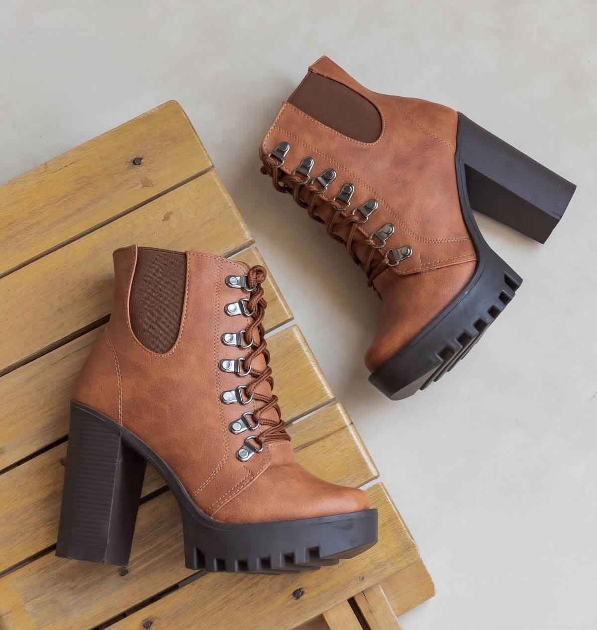 Botas altas gama importada tacón cuero con cierre, cordones y hebilla cafe claro 2 Botas altas gama importada tacón cuero con cierre, cordones y hebilla cafe claro - Imagen 1