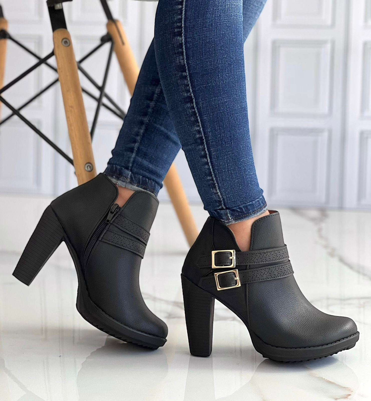 Botas altas gama importada tacón fino zipper y doble hebilla negro Botas altas gama importada tacón fino zipper y doble hebilla negro - Imagen 1