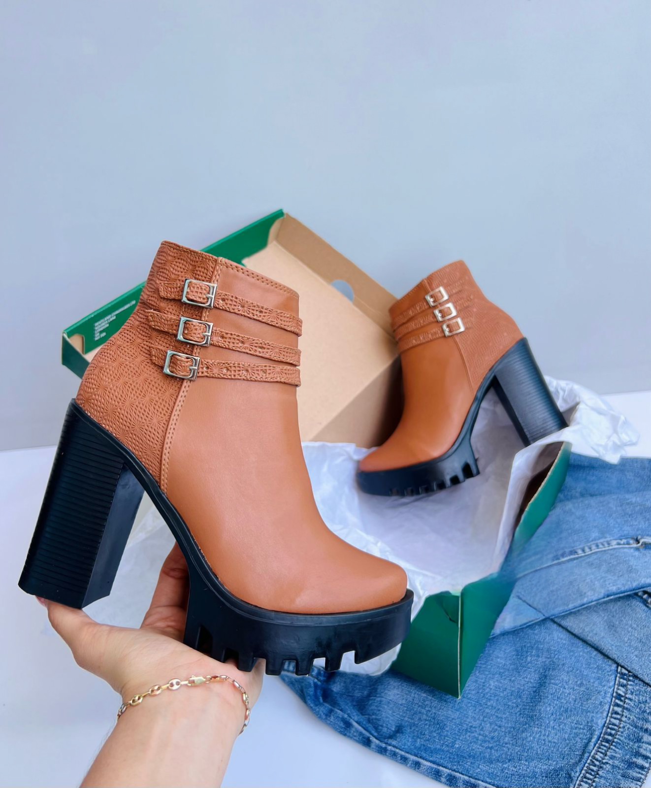 Botas altas gama importada tacón grueso tres tiras deco lateral cafe oscuro Botas altas gama importada tacón grueso tres tiras deco lateral cafe oscuro - Imagen 1