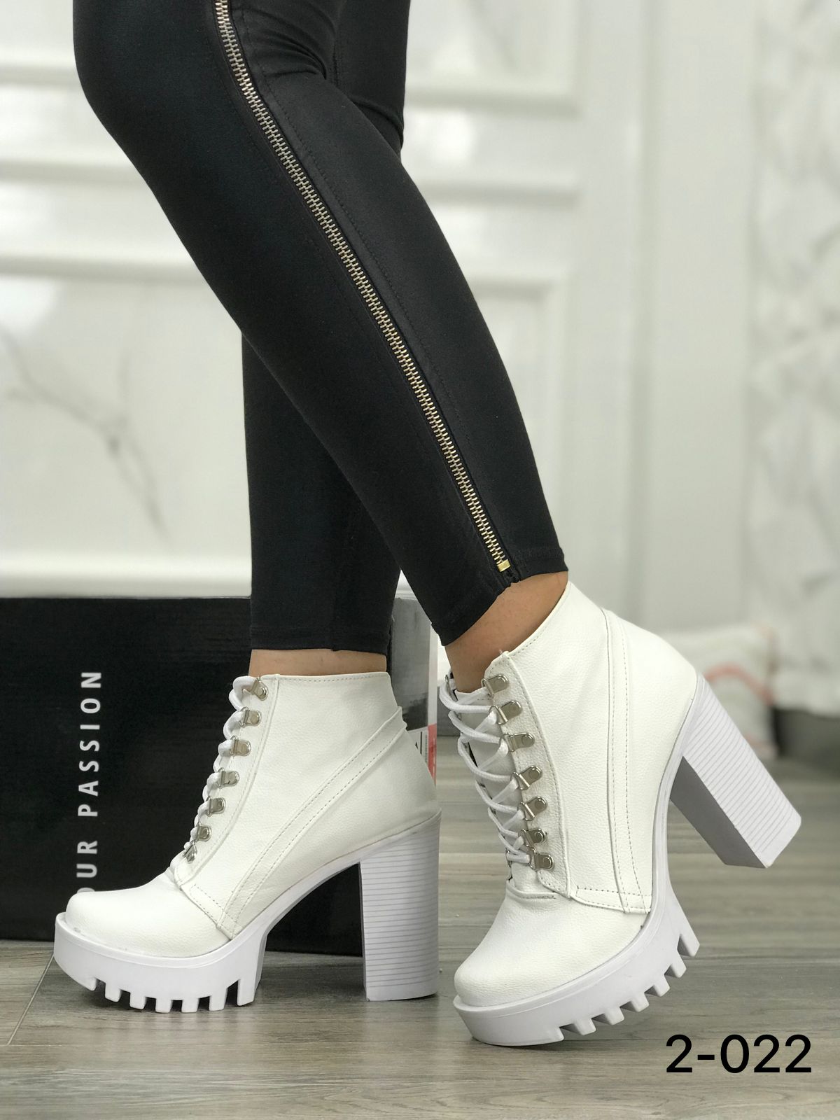 Botas altas gama importada tacón suela dentada cordones frente hebillas agujero blanco Botas altas gama importada tacón suela dentada cordones frente hebillas agujero blanco - Imagen 1