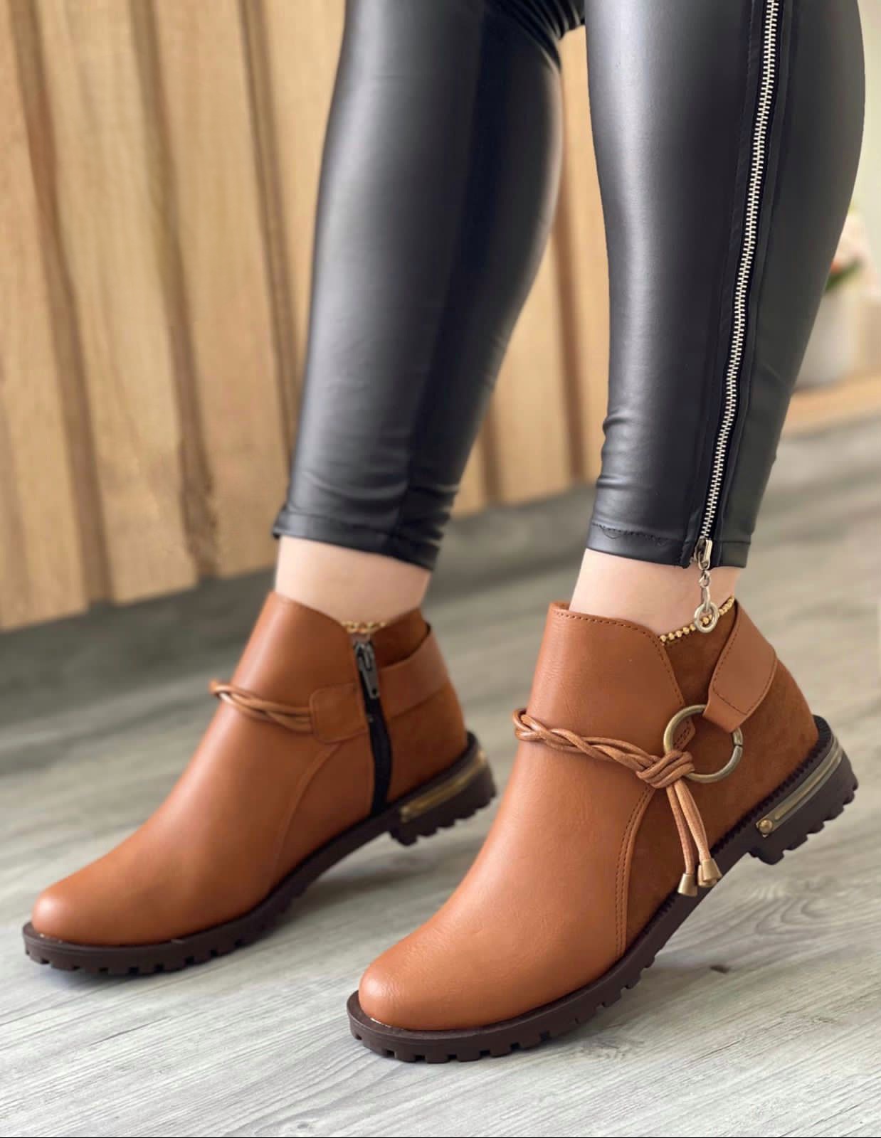Botas bajas de cierre con amarre cafe Botas bajas de cierre con amarre - Imagen 1
