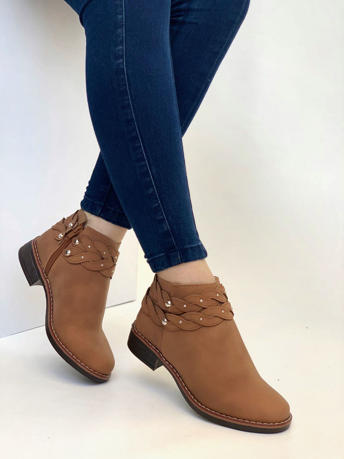 Botas bajas de cierre estilo con diseño cafe Botas bajas de cierre estilo con diseño - Imagen 1