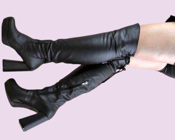 Botas estilo brats altas hasta arriba amarre trasero negro Botas estilo brats altas hasta arriba amarre trasero negro - Imagen 1