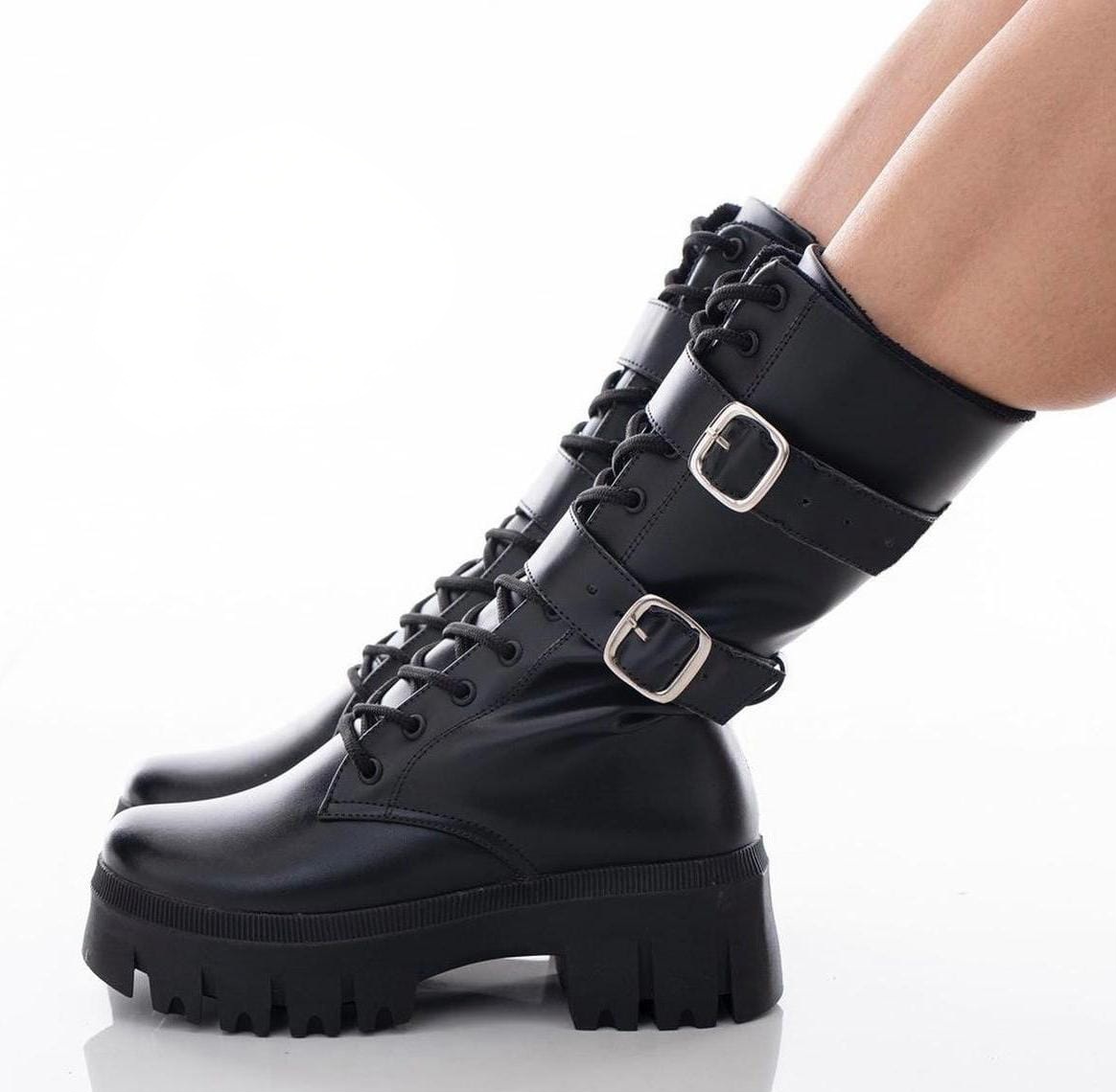 Botas estilo brats suela dentada cordones frente dos evias alrededor 2 Botas estilo brats suela dentada cordones frente dos hebillas alrededor - Imagen 1