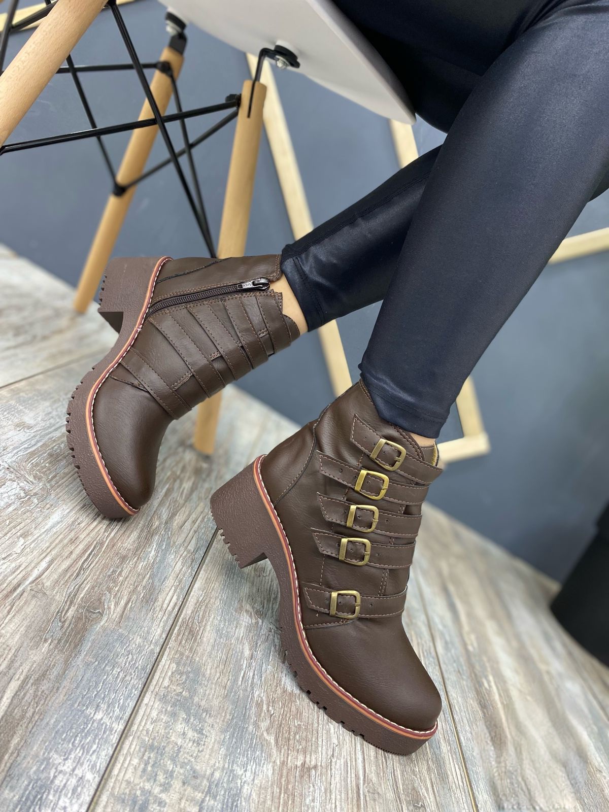 Botas piel boston gamuza con 5 broche laterales cafe oscuro Botas piel boston gamuza con 5 broche laterales cafe oscuro - Imagen 1