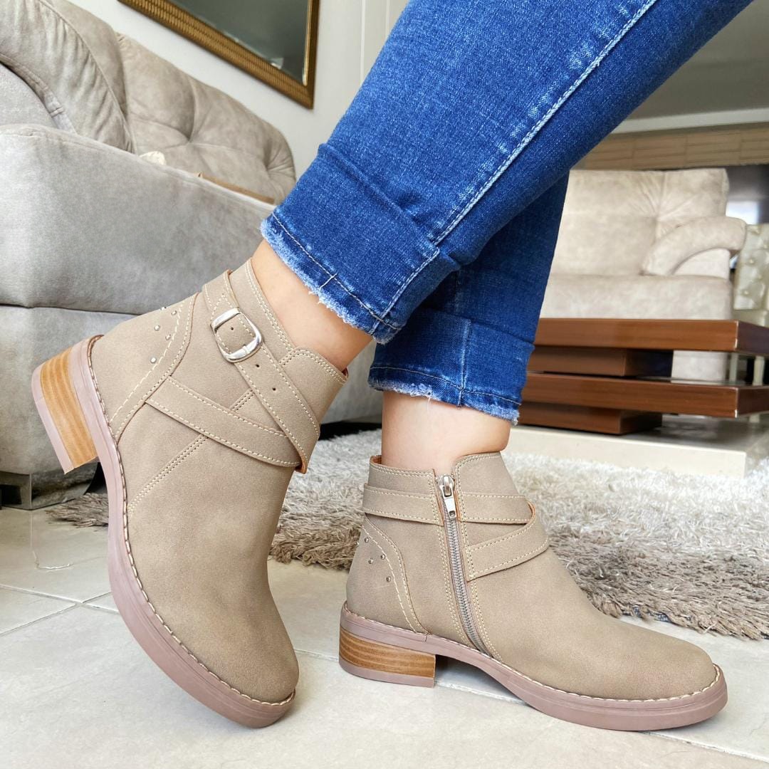 Botas piel boston gamuza con broche cruzado y perlas traseras beige Botas piel boston gamuza con broche cruzado y perlas traseras cafe - Imagen 1