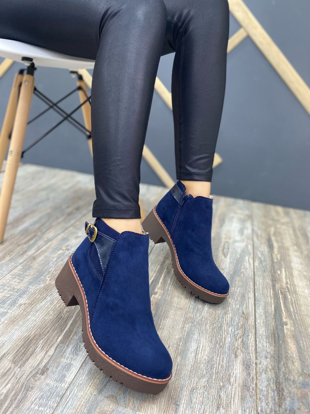 Botas piel boston gamuza con broche lateral azul Botas piel boston gamuza con broche lateral azul - Imagen 1