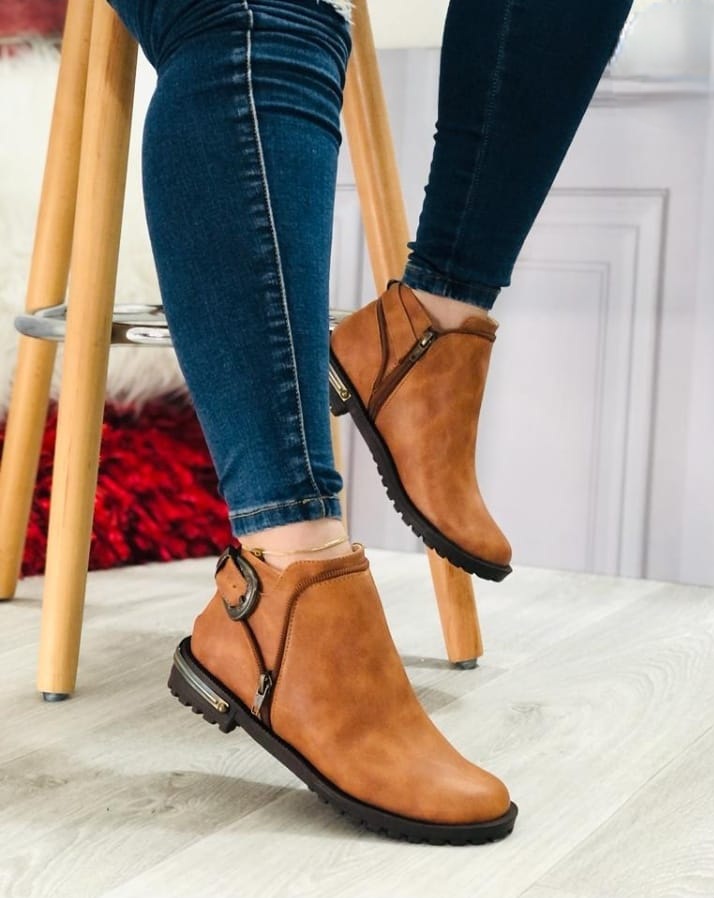 Botas piel boston gamuza con hebilla trasera cafe claro Botas piel boston gamuza con hebilla trasera cafe claro - Imagen 1