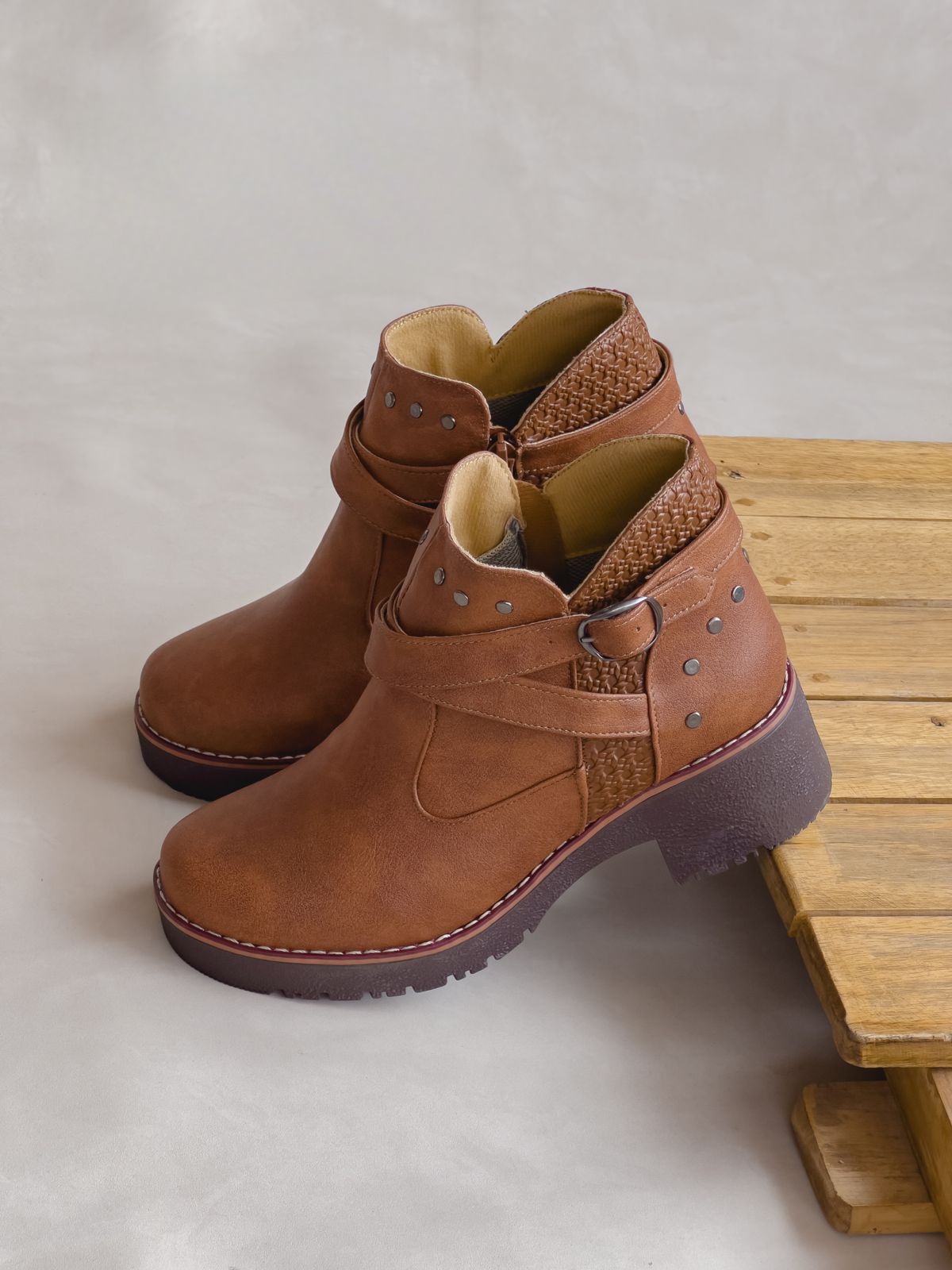 Botas piel boston gamuza con ojillos metálicos alrededor cafe Botas piel boston gamuza con ojillos metalicos alrededor cafe - Imagen 1