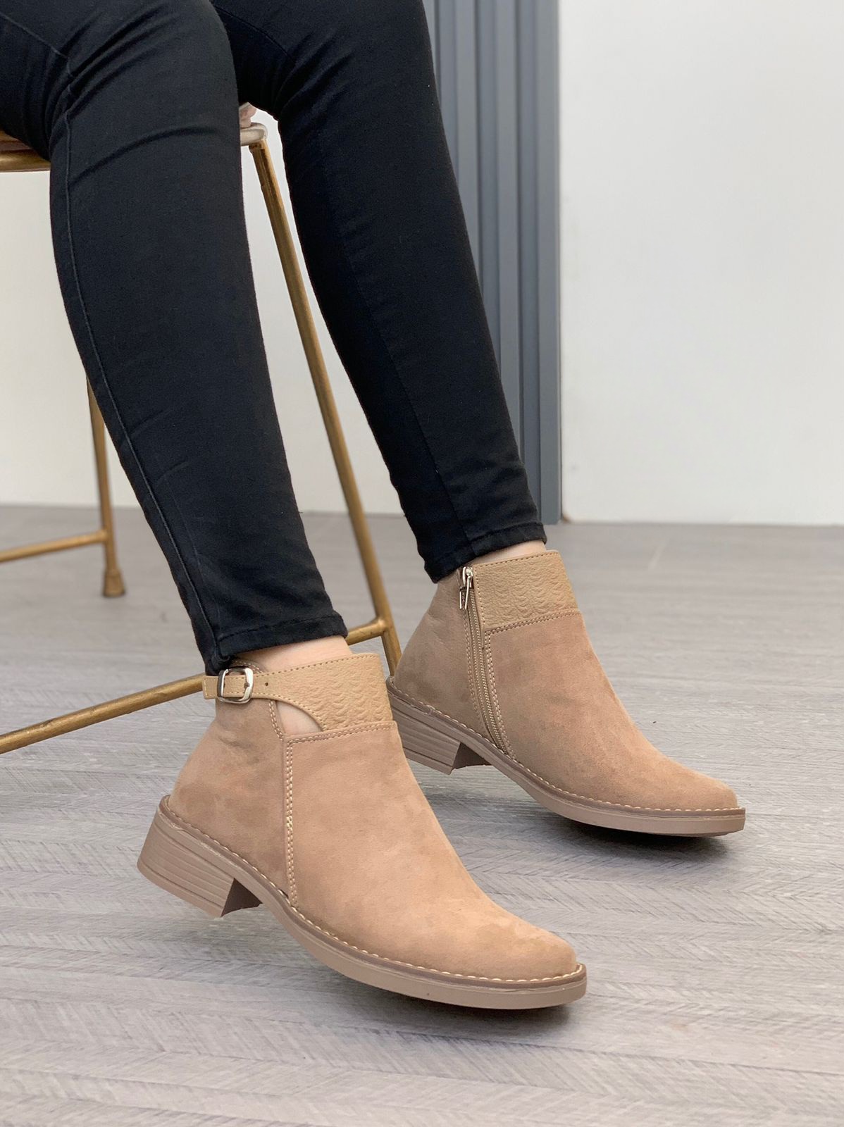 Botas piel boston gamuza con ziper broche y abertura lateral beige Botas piel boston gamuza con ziper broche y abertura lateral beige - Imagen 1