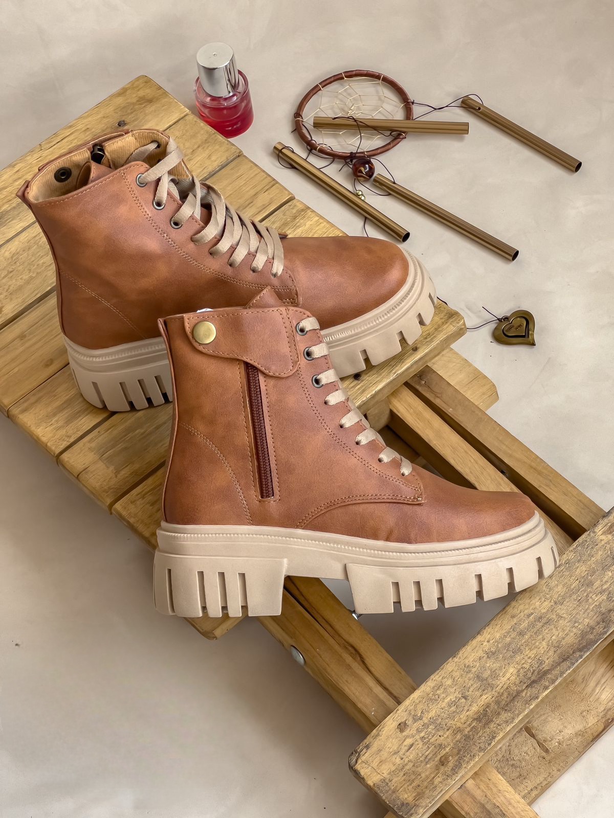 Botas piel boston gamuza con zipper y cierre de boton lateral cafe Botas piel boston gamuza con zipper y cierre de boton lateral cafe - Imagen 1