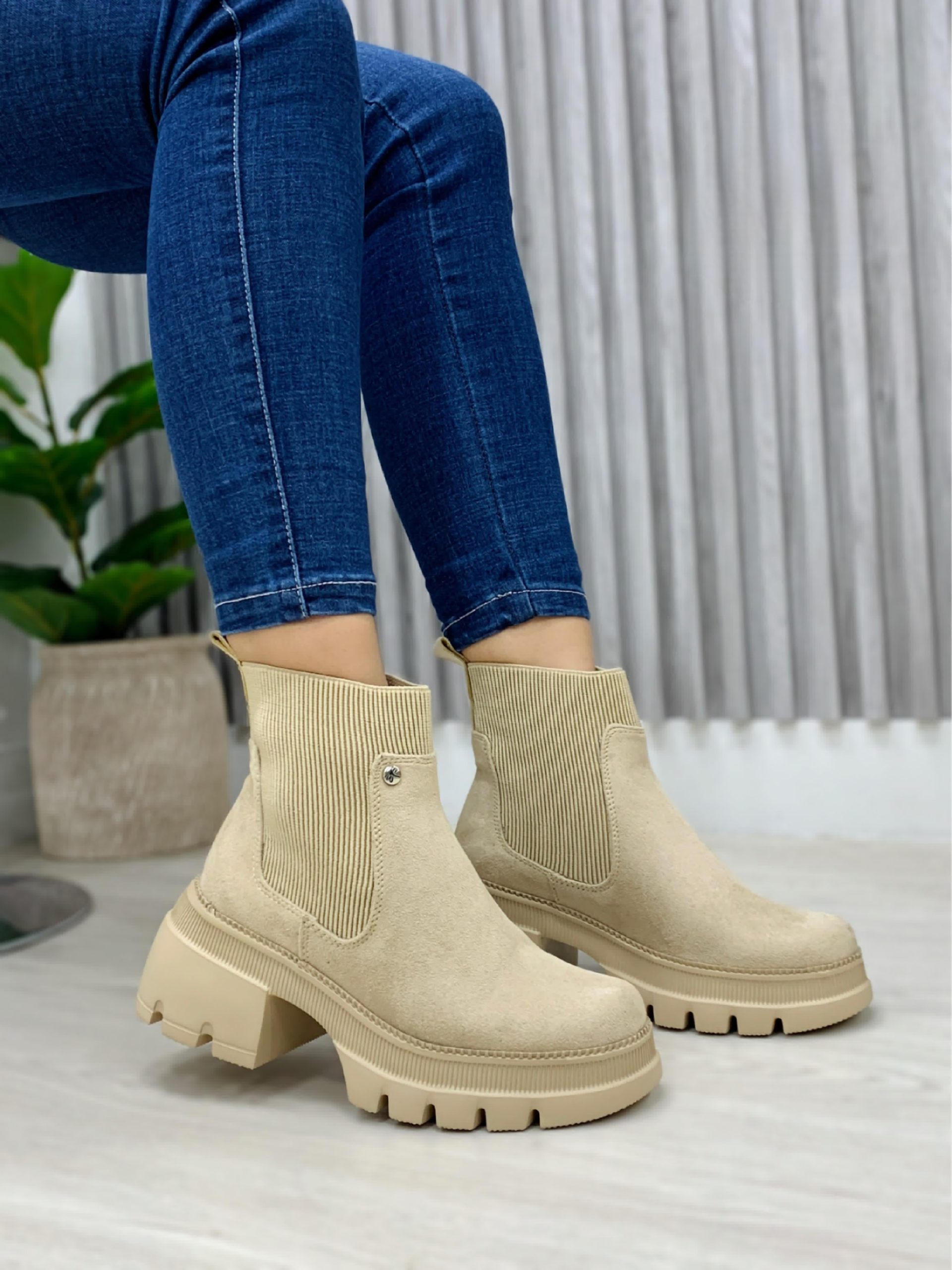 Botas piel boston gamuza de meter suela dentada beige Botas piel boston gamuza de meter suela dentada beige - Imagen 1