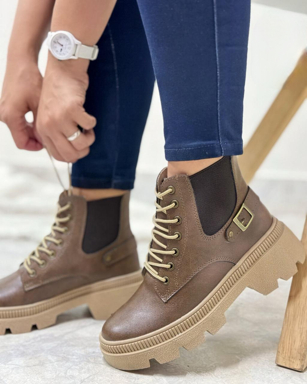 Botas piel boston gamuza doble suela elastico en laterales y hebilla abajo cafe Botas piel boston gamuza doble suela elastico en laterales y hebilla abajo cafe - Imagen 1