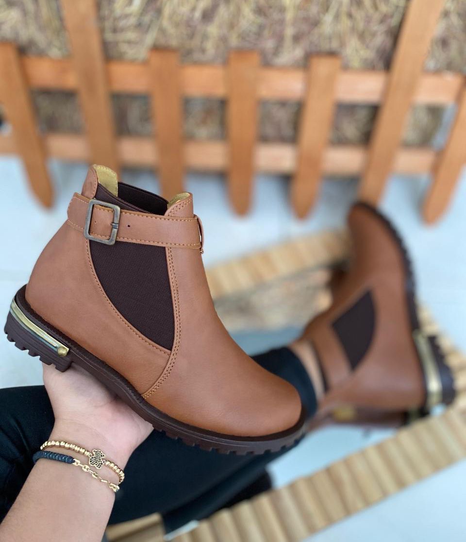 Botas piel boston gamuza elastico con hebilla lateral con linea en suela cafe Botas piel boston gamuza elastico con hebilla lateral con linea en suela cafe - Imagen 1