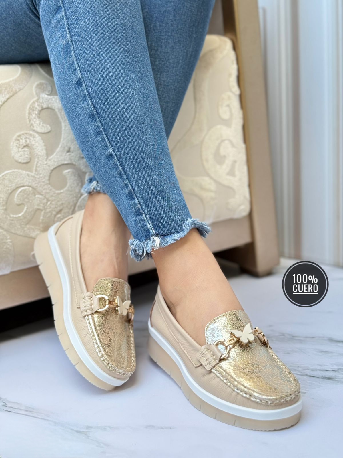 Cuero confort meter tacón bajo dije mariposa frente beige Cuero confort meter estilo tacón bajo dijes mariposa frente beige - Imagen 1