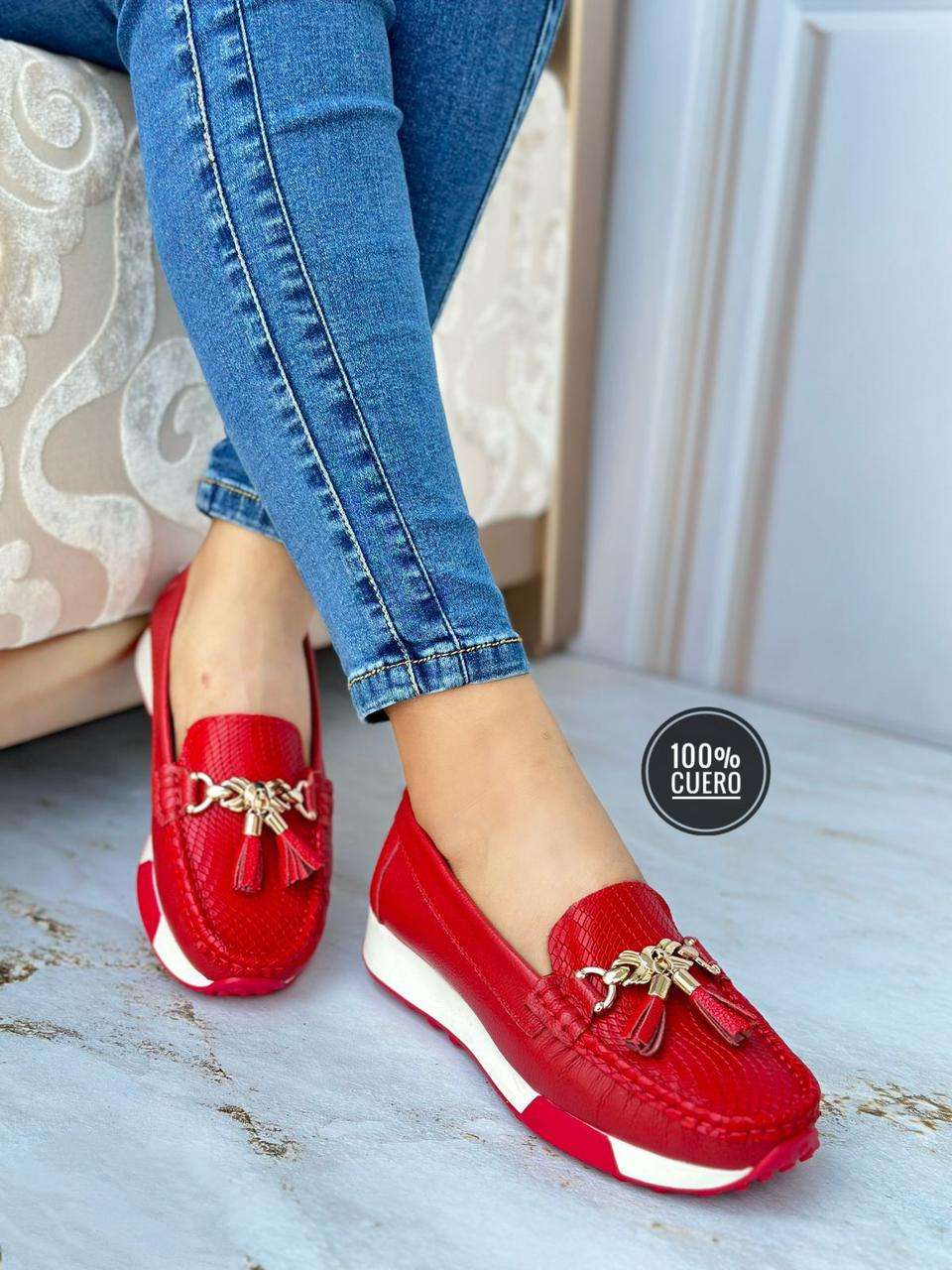 Cuero confort meter textura reptil dos borlas frente rojo Cuero confort meter textura reptil dos borlas frente rojo - Imagen 1