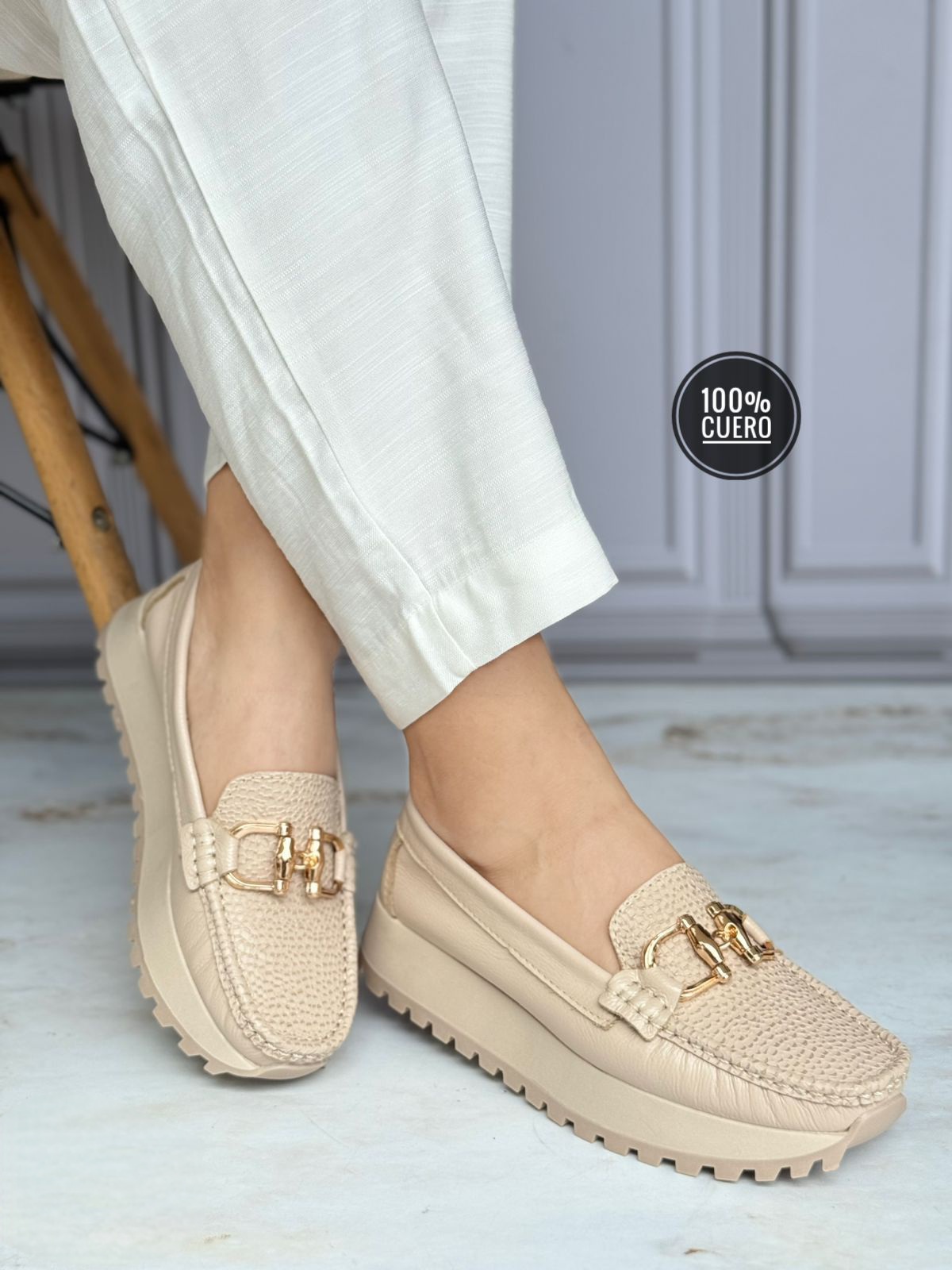 Cuero confort suela dentada hebilla H frente beige Cuero confort suela dentada hebilla H frente beige - Imagen 1