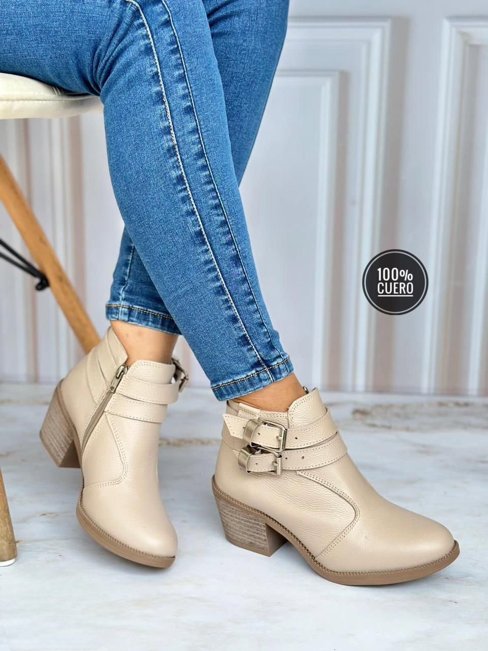 Cuero genuino bajas ziper lateral dos hebillas frente beige Cuero genuino bajas ziper lateral dos hebillas frente - Imagen 1