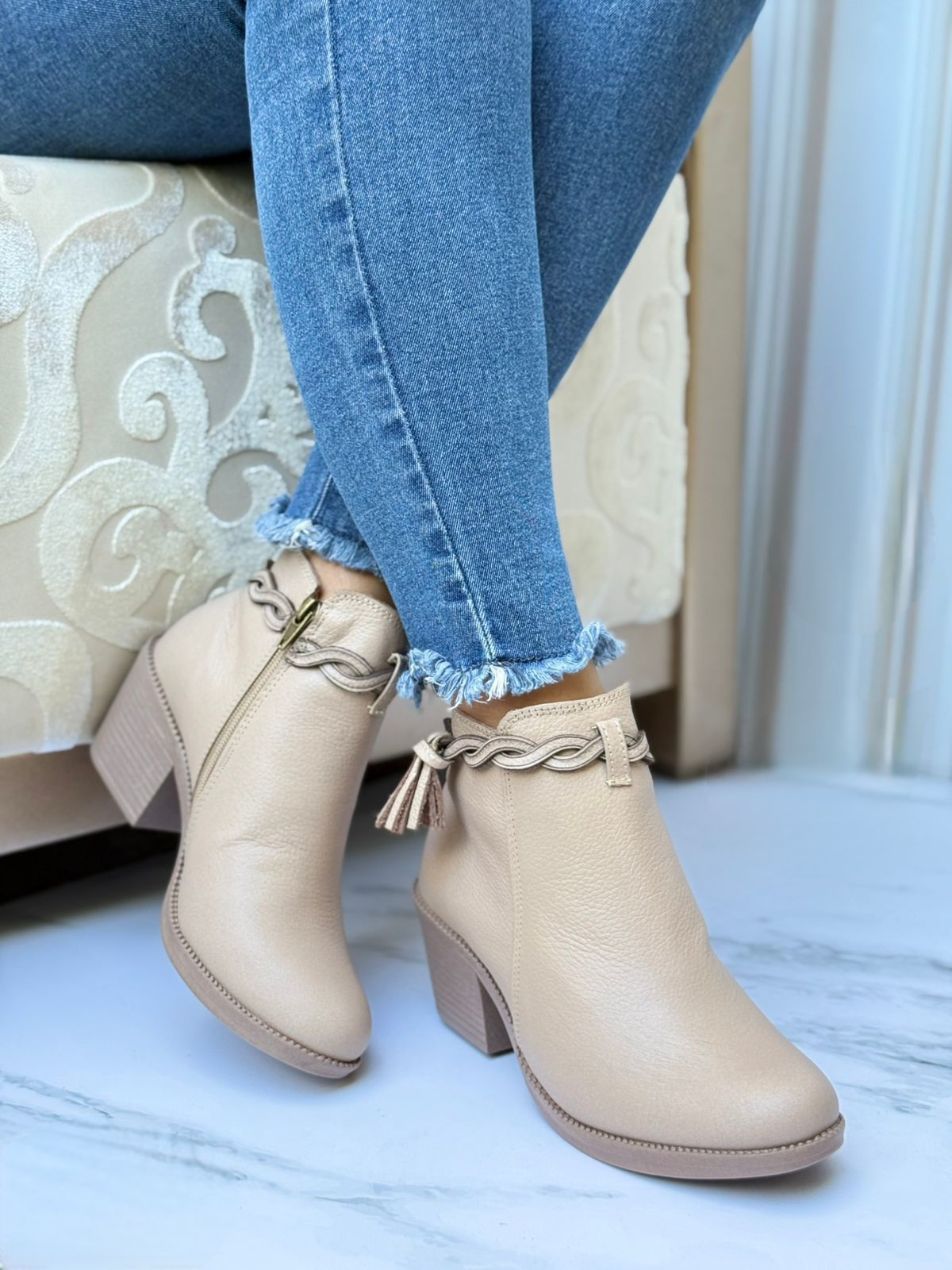 Cuero genuino ziper lateral trenza superior beige Cuero genuino ziper lateral trenza superior - Imagen 1