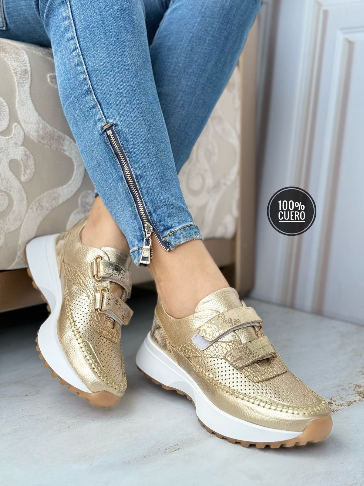 TENIS DE PEGAR .j DORADOS (1) TENIS DE PEGAR - Imagen 1