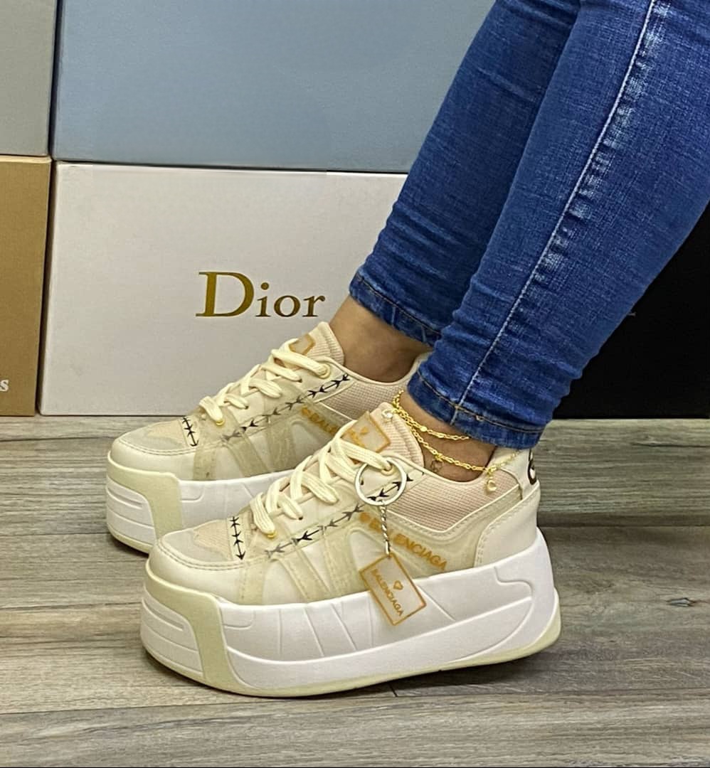 Tenis plataformas balenciaga lateral blanco y dorado Tenis plataformas balenciaga - Imagen 1