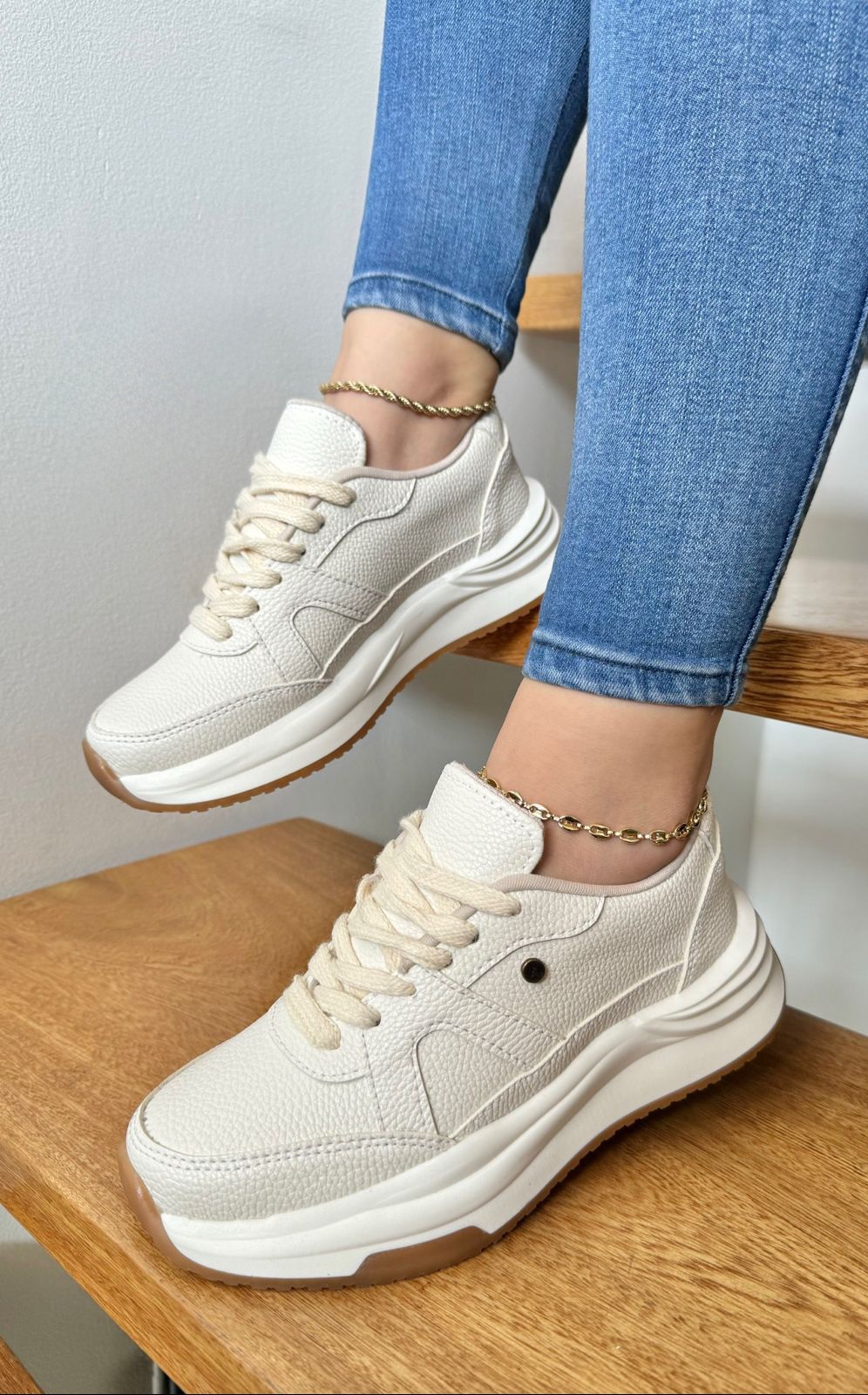 Tenis plataformas doble suela acabado en capas blanco Tenis plataformas doble suela acabado en capas - Imagen 1
