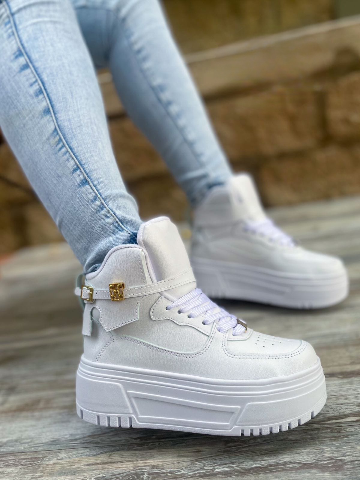 Tenis plataformas estilo botas dos hebillas lateral blanco Tenis plataformas estilo botas dos hebillas lateral - Imagen 1