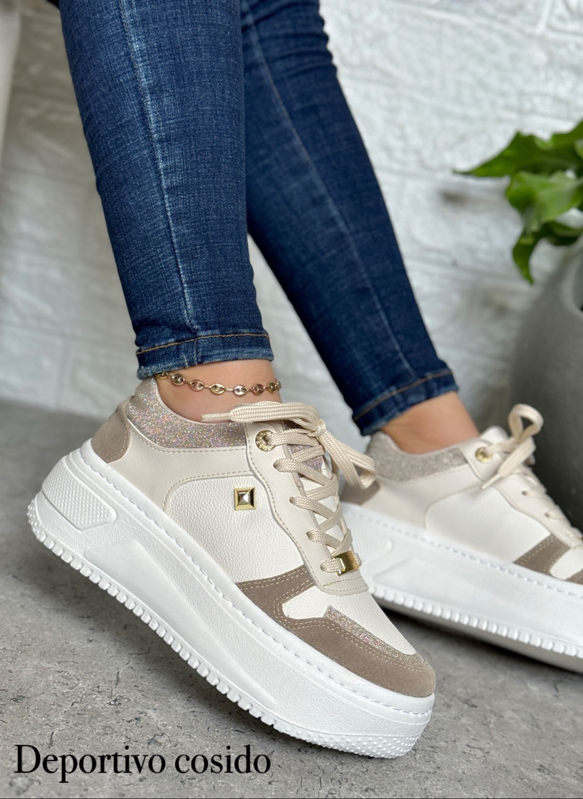 Tenis plataformas línea escarchada frente y trasera beige Tenis plataformas línea escarchada frente y trasera - Imagen 1
