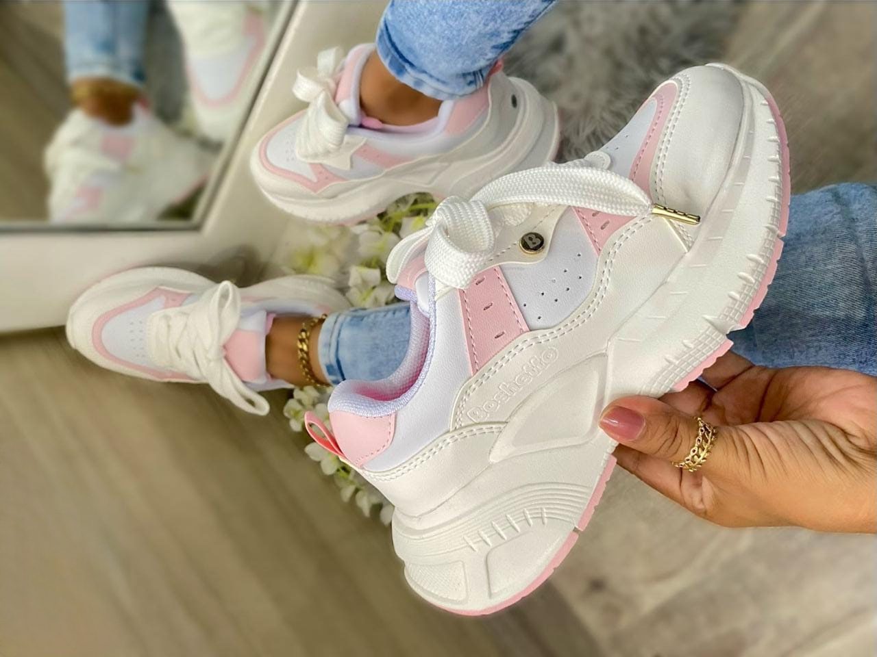 Tenis plataformas punta cordón dorada placa B lateral blanco y rosa Tenis plataformas punta cordón dorada placa B lateral - Imagen 1