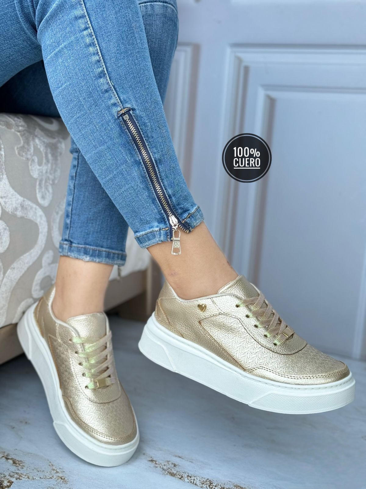 tenis altos con corazon al lado dorados planitados (1) TENIS ALTOS CON CORAZON AL LADO - Imagen 1