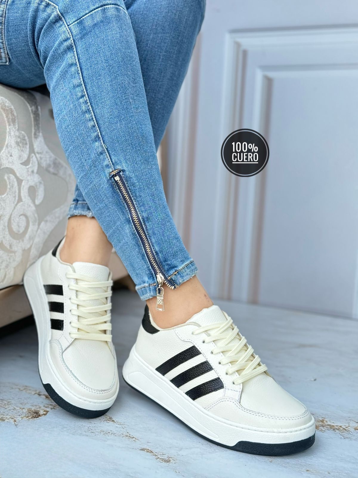 tenis rayas a los lados blancos (1) TENIS RAYAS A LOS LADOS - Imagen 1