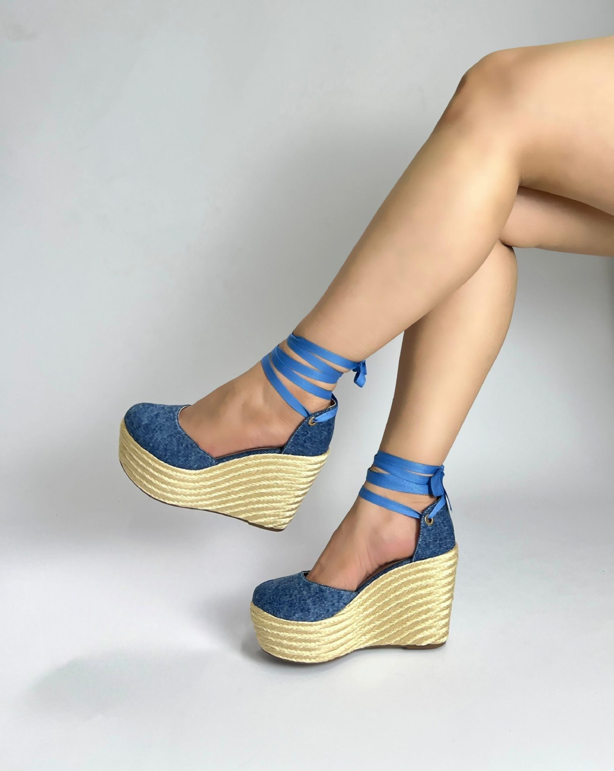 Copia de IMG-20250314-WA0064 Sandalia plataforma de yute artesanal cerrados de enfrente con una cinta trasera hasta el tobillo - Imagen 1