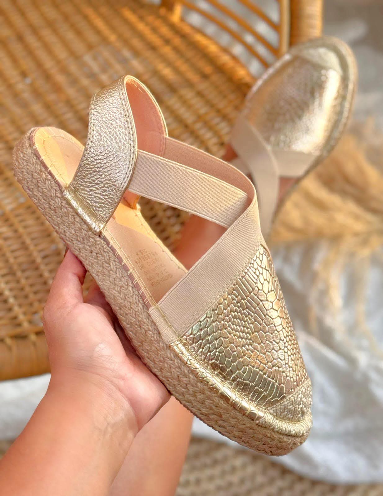 FB_IMG_1749679832359 Sandalia puntiaguda con fajas delanteras enfrente y faja posterior - Imagen 1