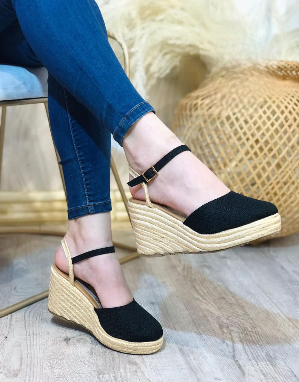 IMG-20231128-WA0091(1) Sandalia plataforma cerrada con una faja posterior y hebilla - Imagen 1