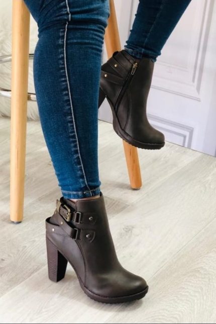 Botines de tobillo con tres fajitas y cierre