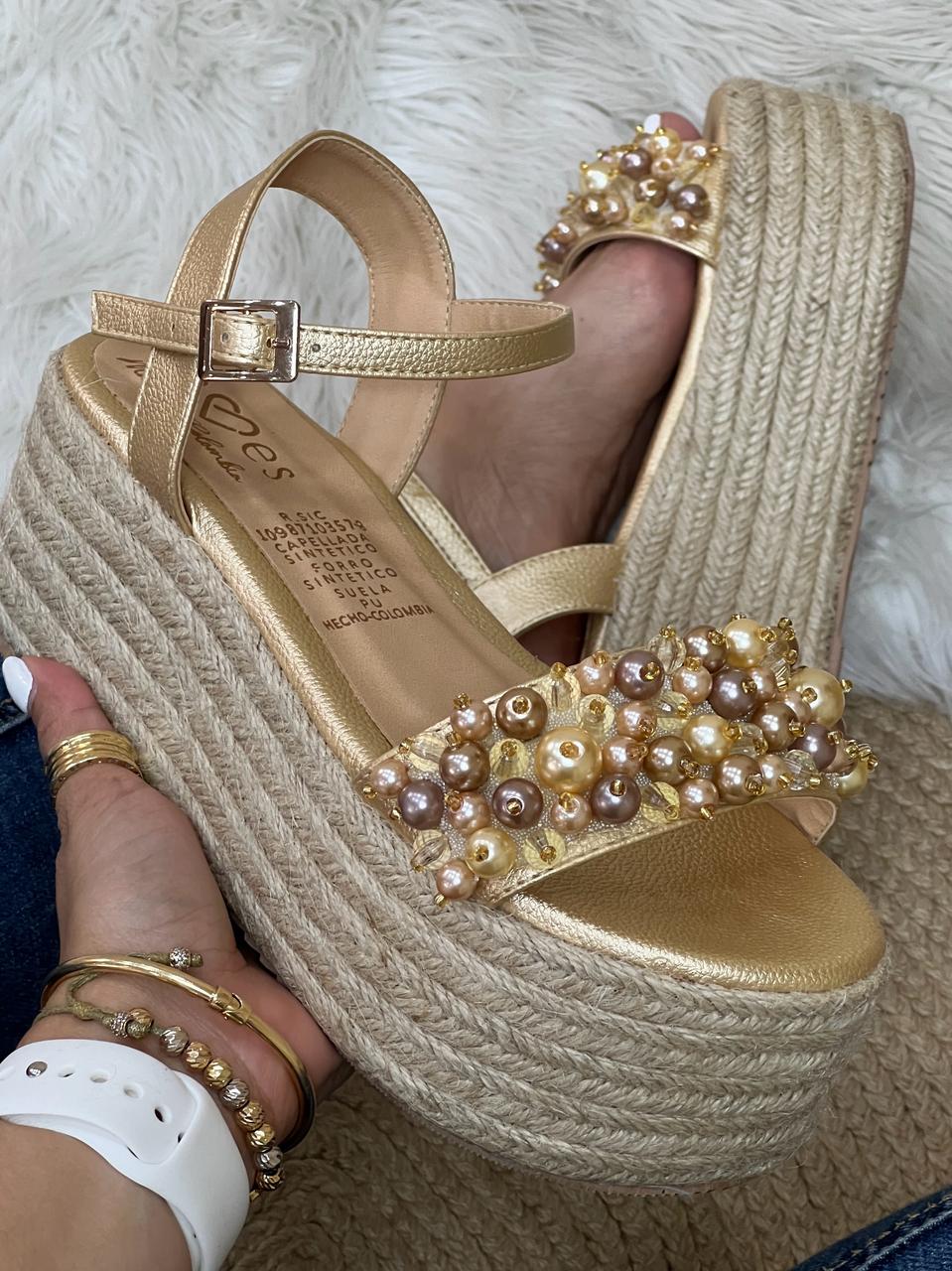 IMG-20240206-WA0116 Sandalia plataforma con una faja delantera con pelotitas de diferentes colores con una faja posterior y hebilla - Imagen 1