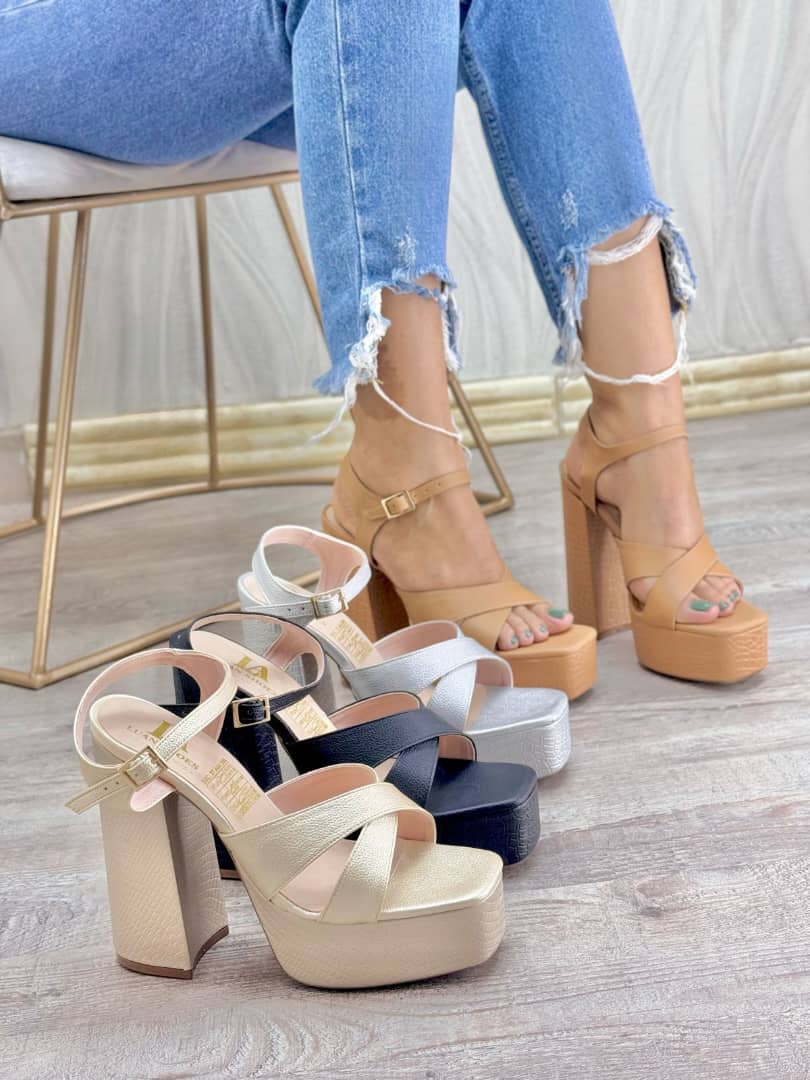 IMG-20240302-WA0044 Sandalia de tacón alto y grueso con dos fajas delanteras cruzadas y una posterior con hebilla - Imagen 1