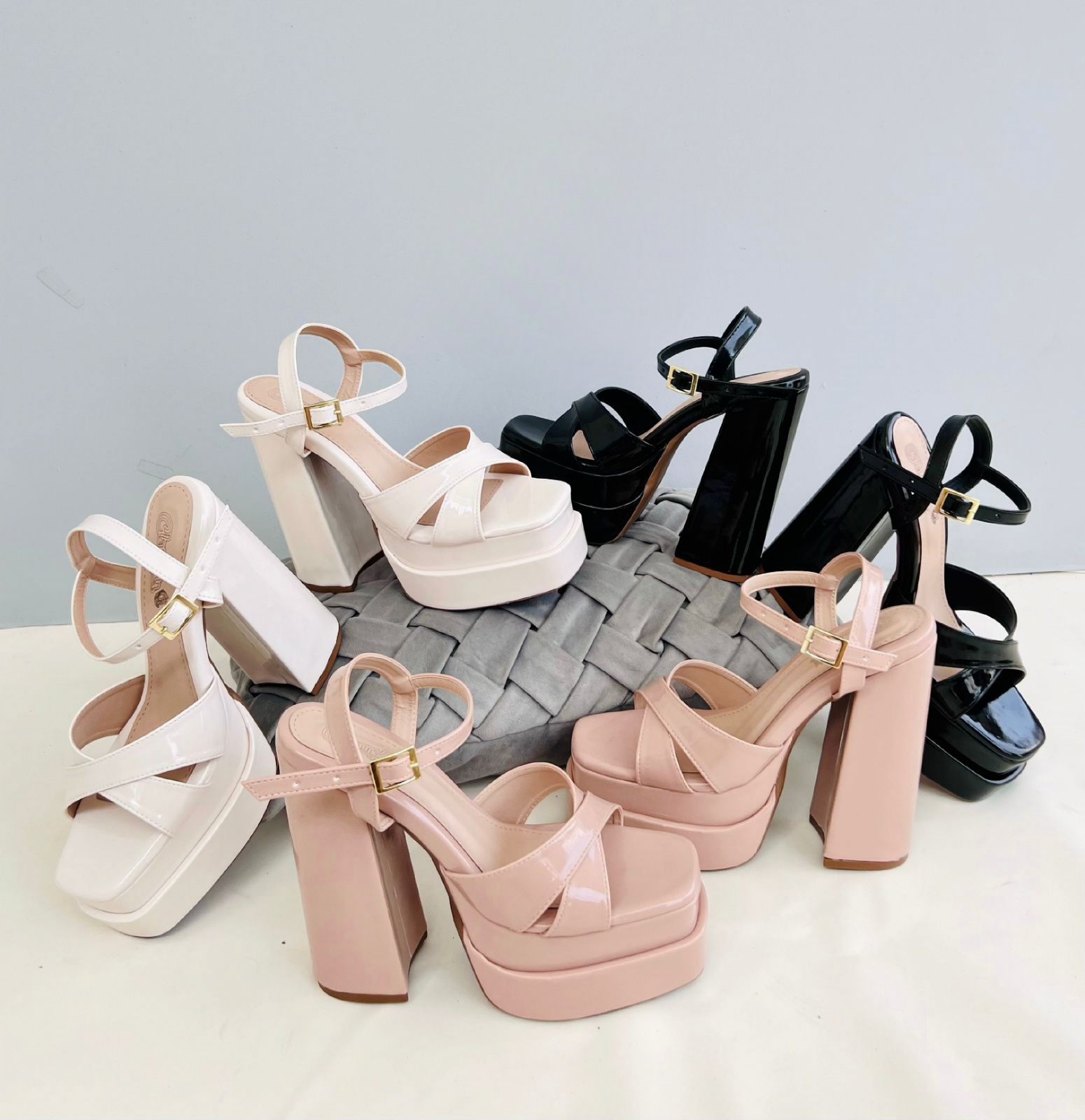 IMG-20240316-WA0243 Sandalia de tacón alto y grueso con dos fajas delanteras y una posterior con hebilla - Imagen 1