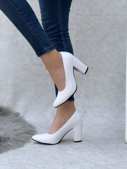 Tacones puntiagudos con el tacón alto y grueso