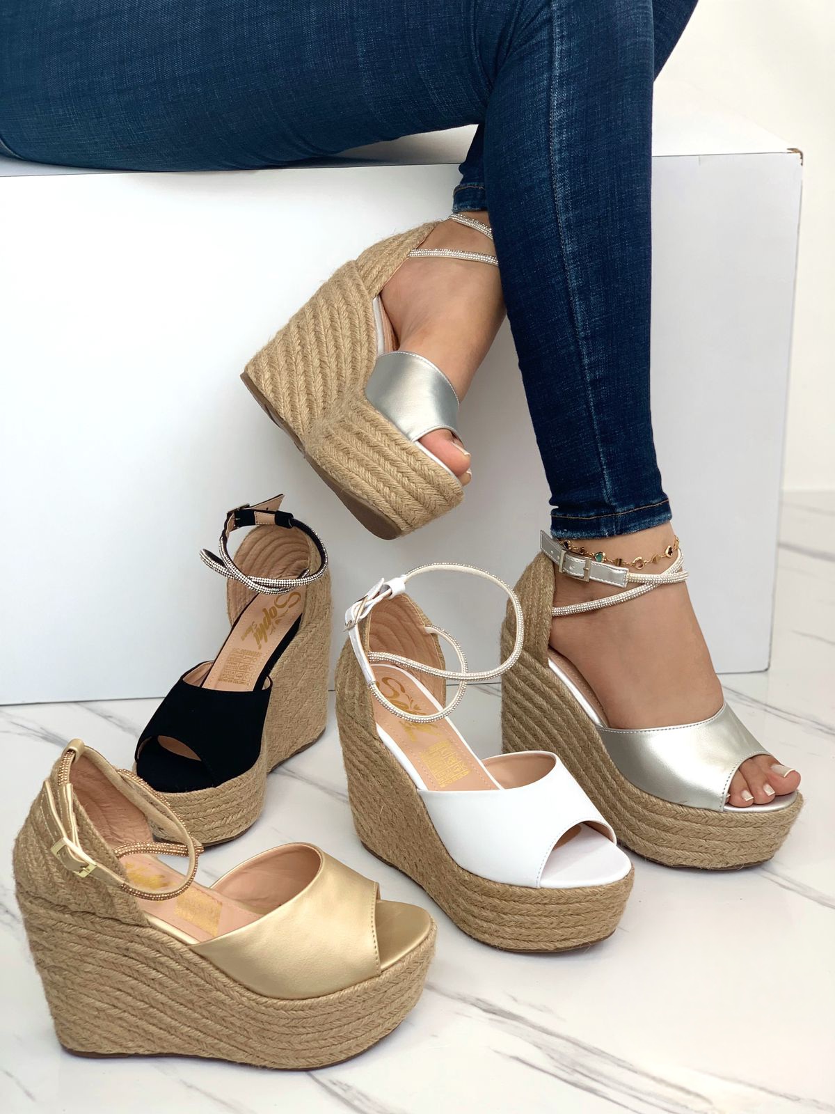 IMG-20240404-WA0010 Sandalia plataforma con una abertura enfrente con una agujeta con hebilla posterior - Imagen 1