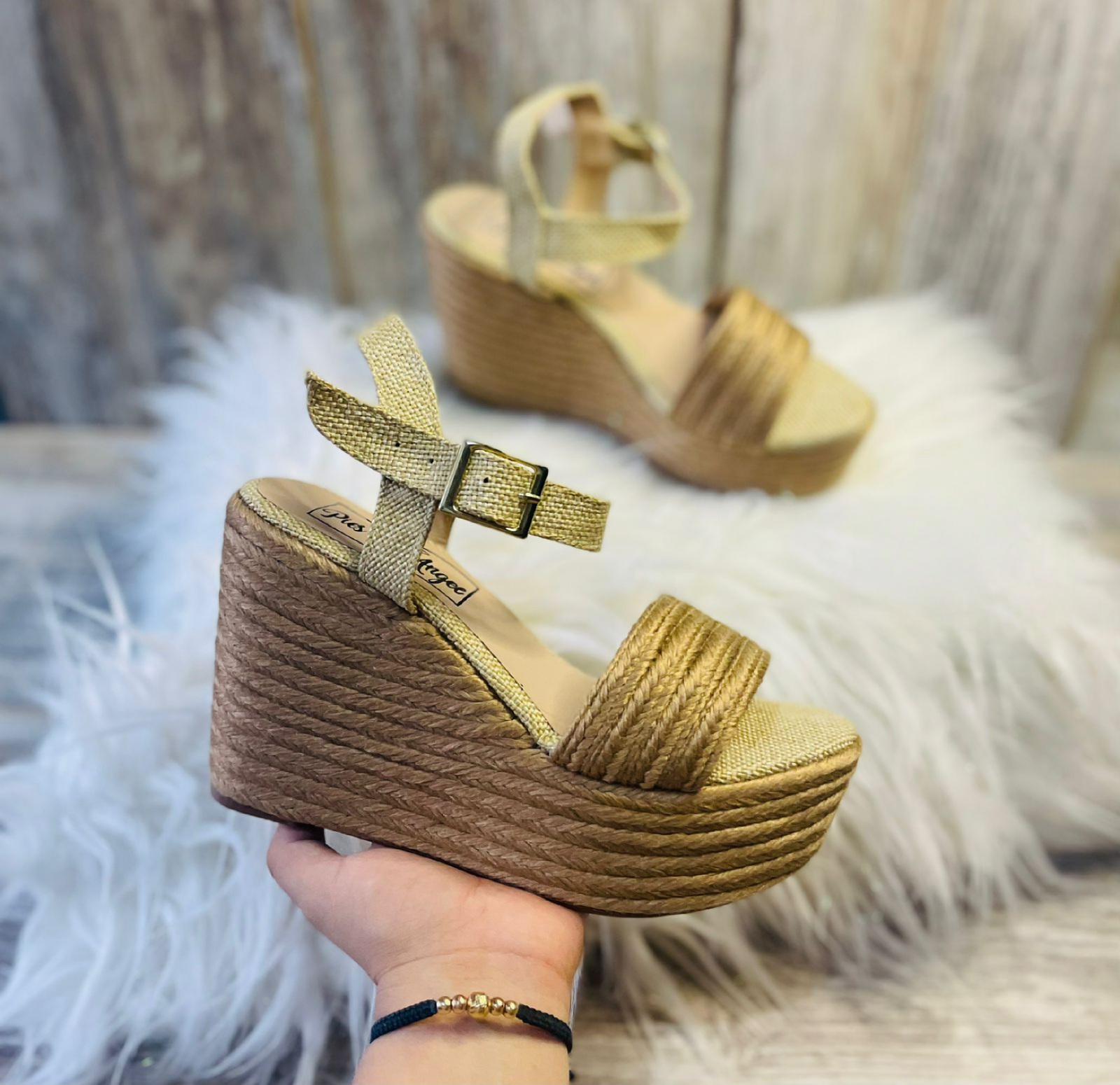 IMG-20240408-WA0141 Sandalia plataforma con tacón mediano con una faja delantera con una faja posterior y hebilla - Imagen 1