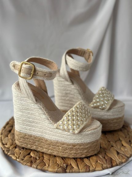 Sandalia plataforma con una faja delantera con pelotitas blancas con una faja posterior y hebilla