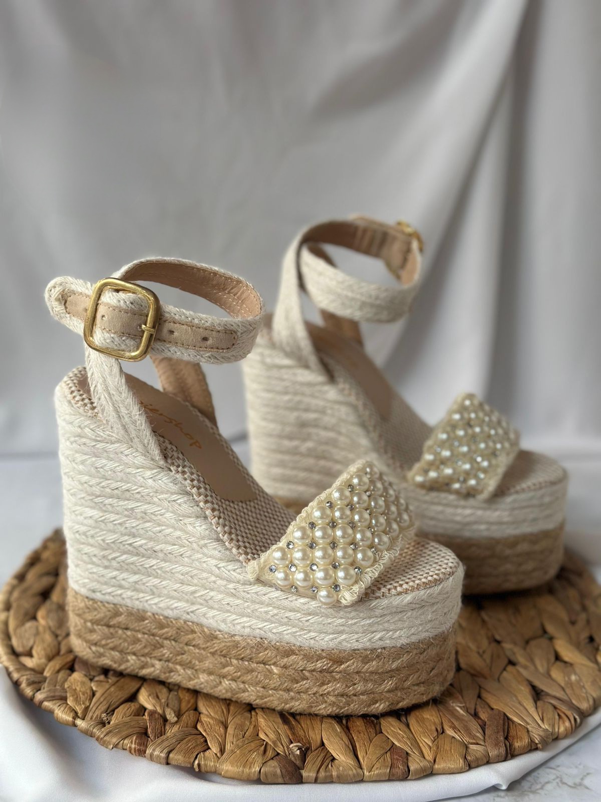 IMG-20240408-WA0246 Sandalia plataforma con una faja delantera con pelotitas blancas con una faja posterior y hebilla - Imagen 1
