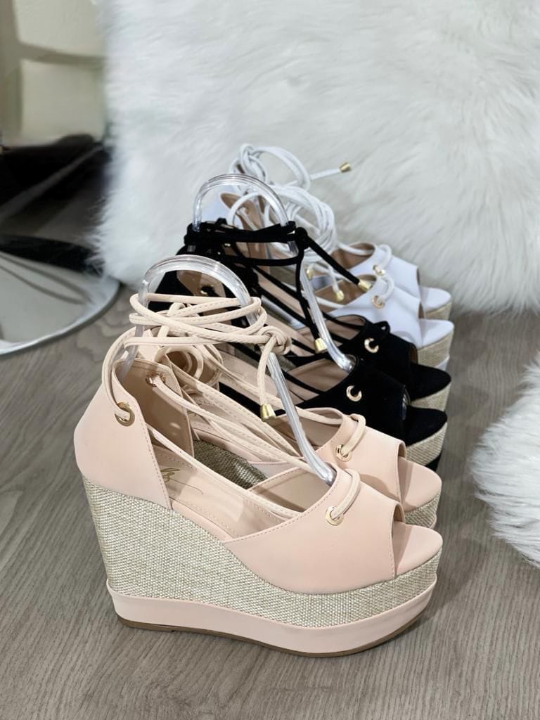 IMG-20240409-WA0277 Sandalia plataforma abierta enfrente con pequeños agujeros metálicos con una agujeta hasta el tobillo - Imagen 1