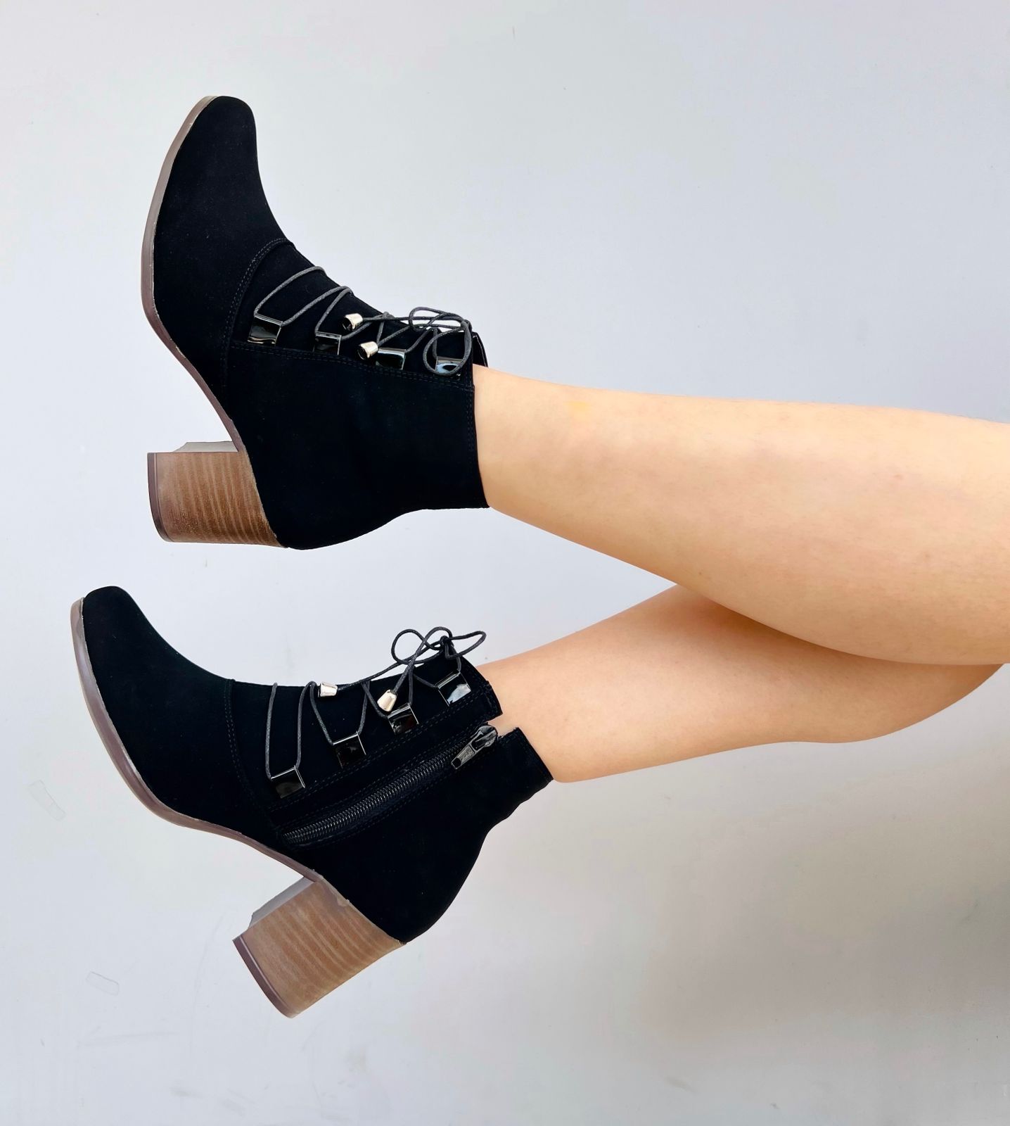 IMG-20240414-WA0147 Botines con tacón con cordones y cierre - Imagen 1