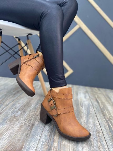 Botines con dos fajas delanteras y una posterior con hebilla