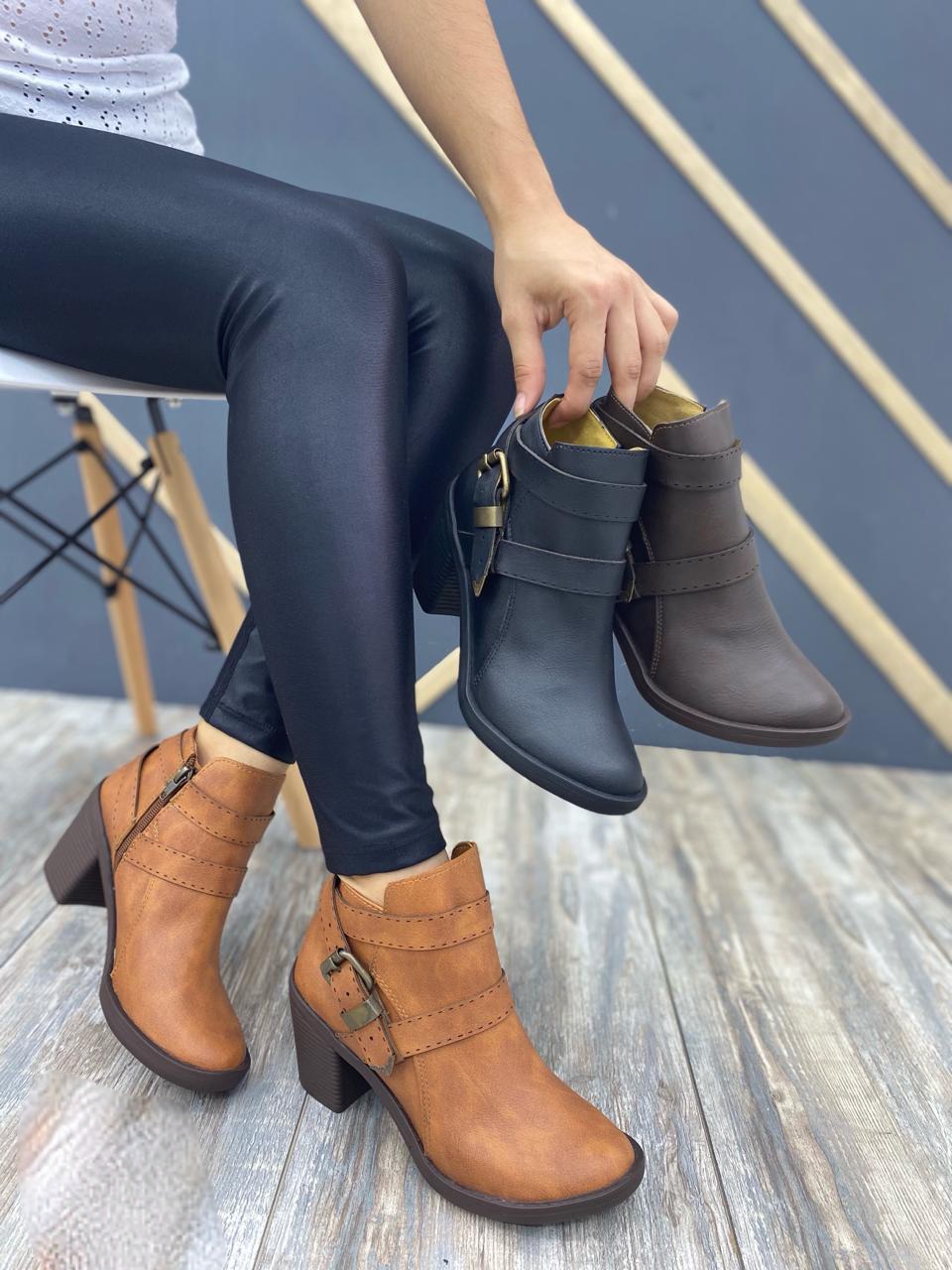 IMG-20240516-WA0220 Botines con ciper y tres fajas cruzadas con hebillas - Imagen 1