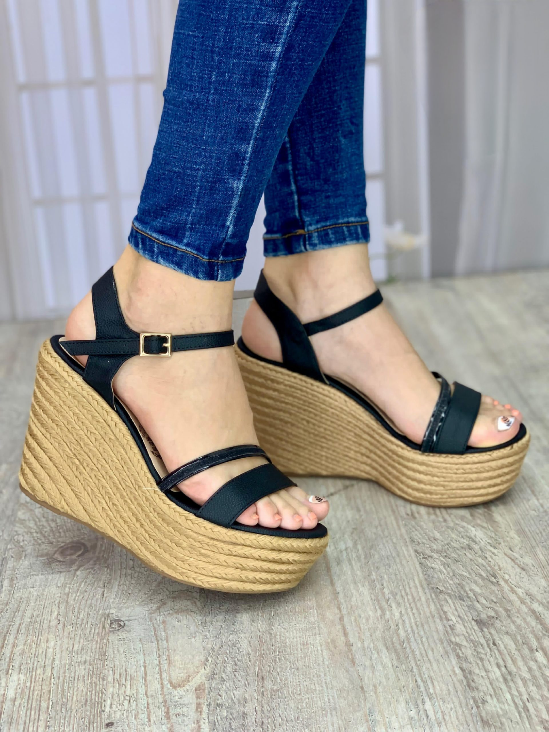 IMG-20240613-WA0084 Sandalia plataforma con dos fajas delanteras con detalles dorados y una faja posterior con hebilla - Imagen 1
